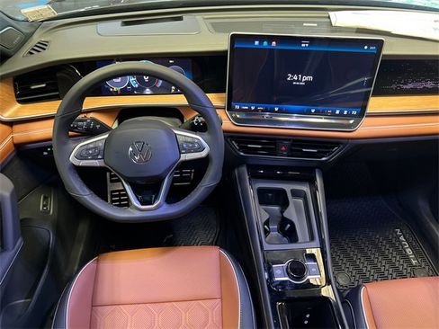 Used 2025 Volkswagen Tiguan SEL R-Line image 12