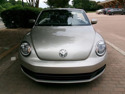 Used 2013 Volkswagen Beetle 2.5 50's Edition FWD image 2