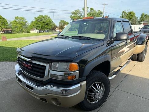 Used 2005 GMC Sierra 3500 SLT w/ Heavy-Duty Power Package AWD/4WD image 2