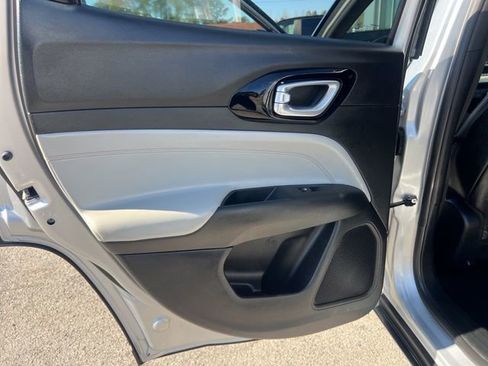 Used 2025 Jeep Compass Limited image 20