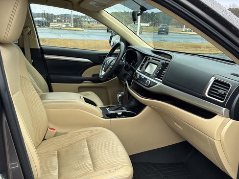 Used 2014 Toyota Highlander Plus image 10