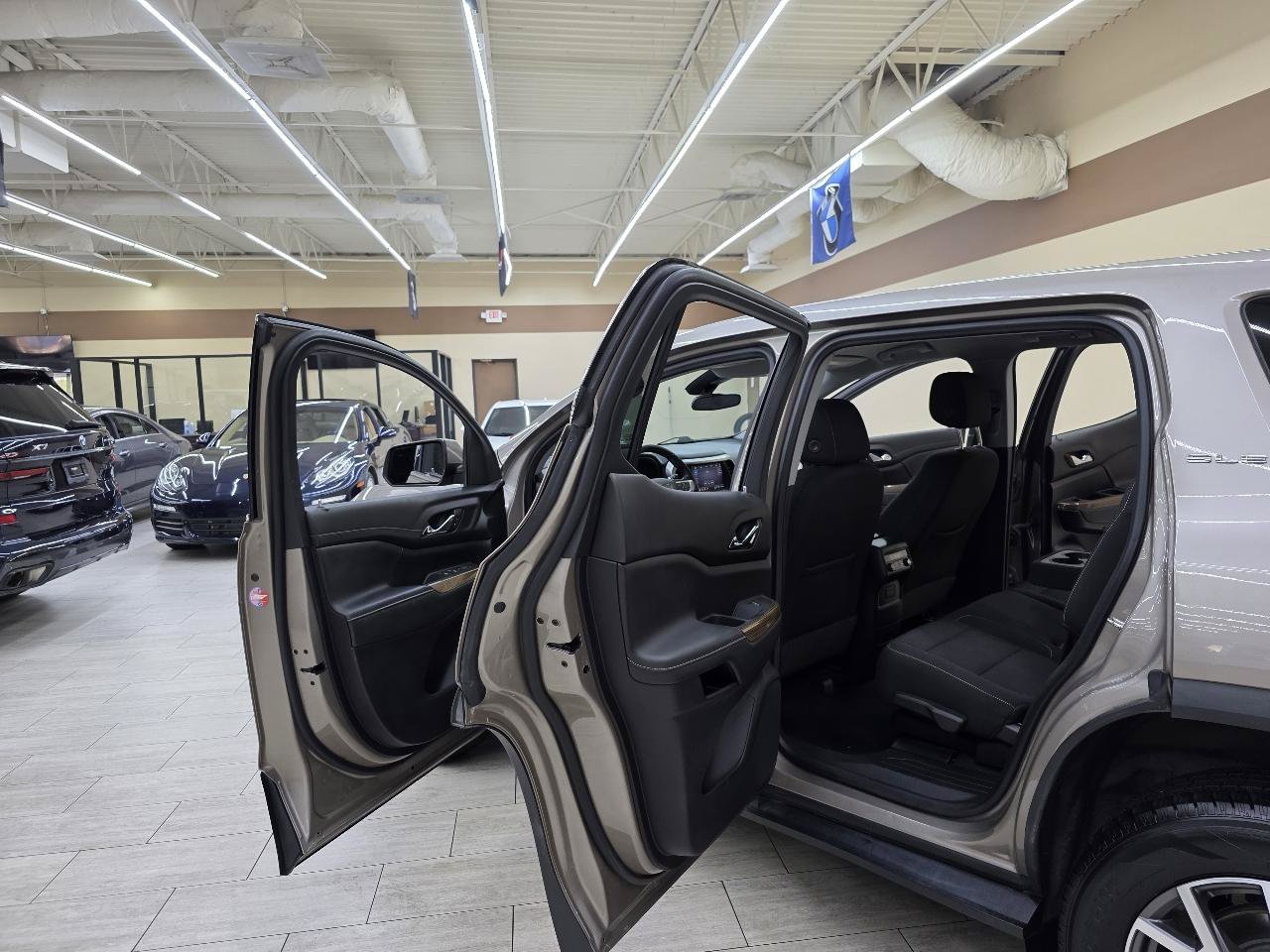 Used 2022 GMC Acadia SLE FWD image 16
