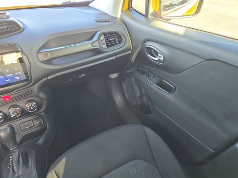 Used 2015 Jeep Renegade Latitude image 12