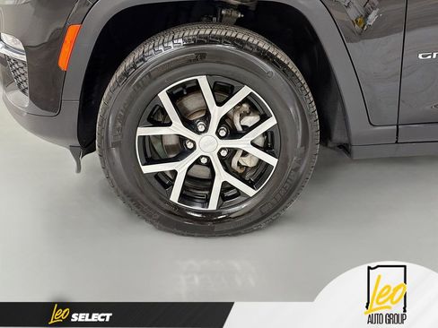 Used 2023 Jeep Grand Cherokee Limited image 31