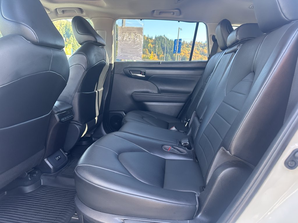 Used 2021 Toyota Highlander XLE AWD/4WD image 14