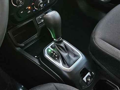 Used 2020 Jeep Renegade Latitude w/ UConnect 8.4 Nav Group image 12