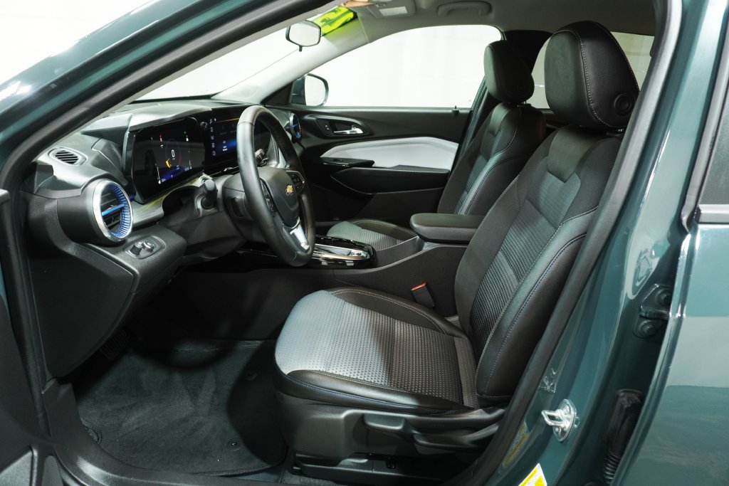 Used 2025 Chevrolet Trax LT w/ Driver Confidence Package FWD image 11