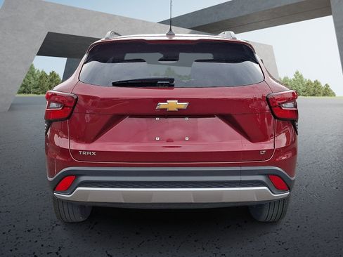 Used 2025 Chevrolet Trax LT FWD image 5
