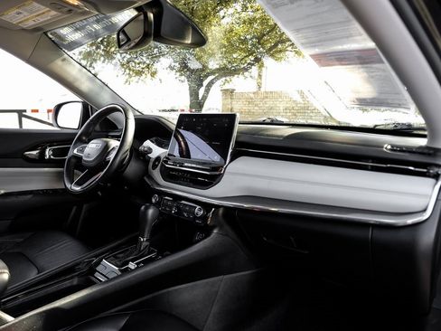 Used 2022 Jeep Compass Limited image 23