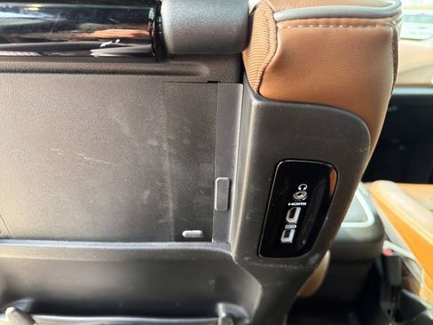 Used 2021 Chrysler Pacifica Limited w/ Uconnect Theater Family Group image 36