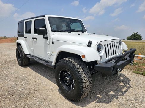Used 2014 Jeep Wrangler Unlimited Sahara w/ Dual Top Group AWD/4WD image 3