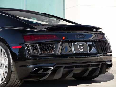 Used 2017 Audi R8 V10 w/ Carbon Exterior Package image 7