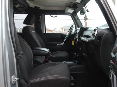 Used 2014 Jeep Wrangler Unlimited Rubicon w/ Connectivity Group image 10