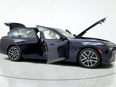 Used 2025 BMW i7 xDrive60 AWD/4WD image 11