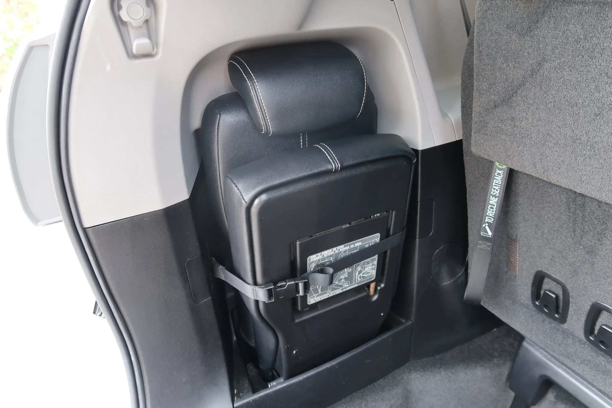 Used 2018 Toyota Sienna SE w/ Carpet Mat Package FWD image 18