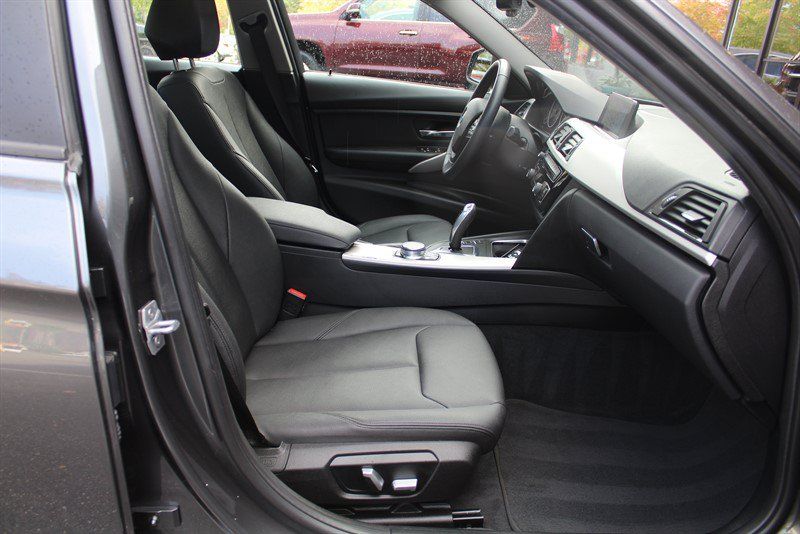 Used 2018 BMW 320i xDrive Sedan AWD/4WD image 28