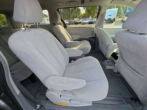 Used 2011 Toyota Sienna LE image 7