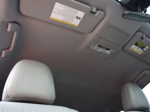Used 2019 Toyota Highlander Plus FWD image 26