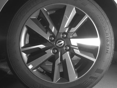 Used 2025 Nissan Versa SV FWD image 17