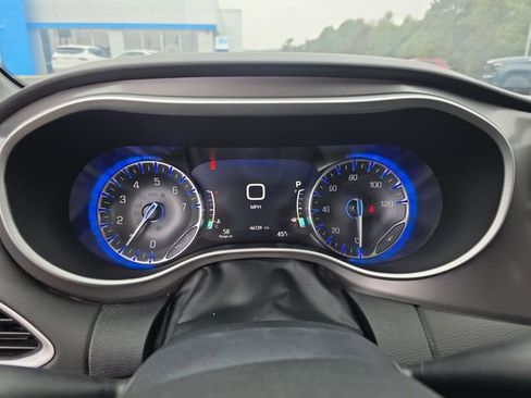 Used 2025 Chrysler Pacifica Select image 15