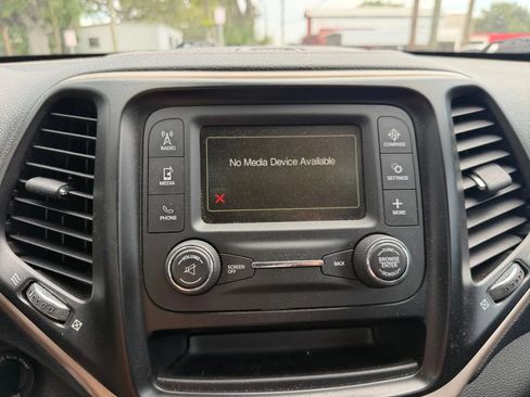 Used 2014 Jeep Cherokee Sport FWD image 23