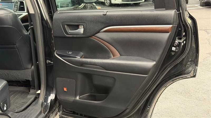 Used 2015 Toyota Highlander Limited Platinum AWD/4WD image 36