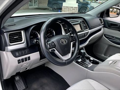 Used 2019 Toyota Highlander LE image 17