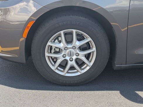 Used 2023 Chrysler Pacifica Touring-L FWD image 9