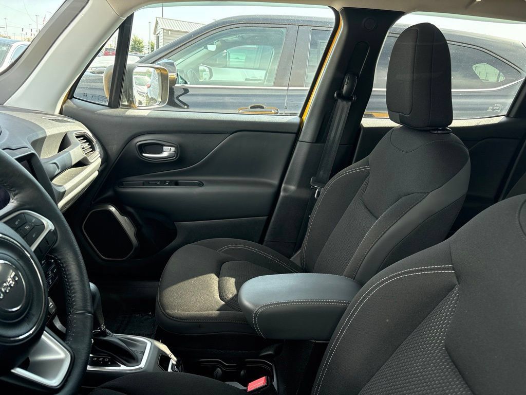Used 2023 Jeep Renegade Latitude w/ Premium Group AWD/4WD image 19