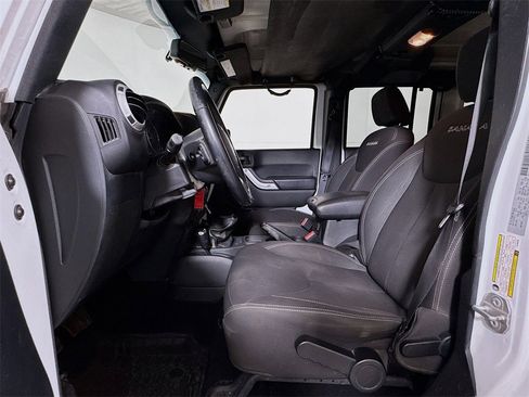 Used 2018 Jeep Wrangler Unlimited Sahara w/ Connectivity Group image 16