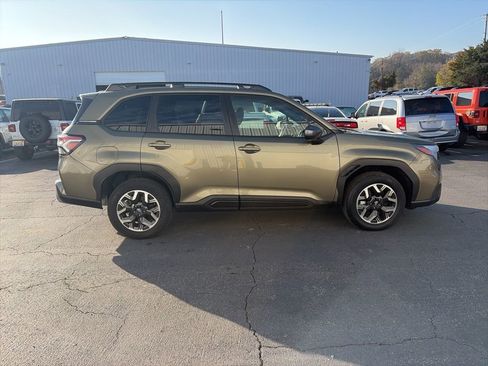 Used 2025 Subaru Forester Premium image 8