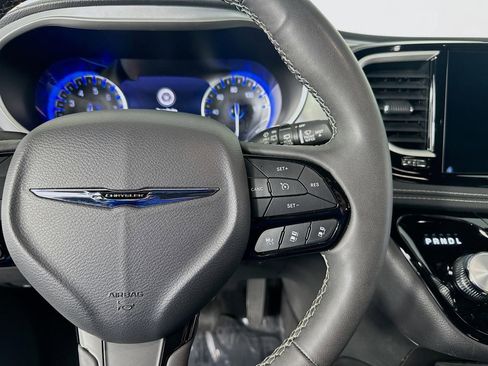 Used 2023 Chrysler Pacifica Touring image 43