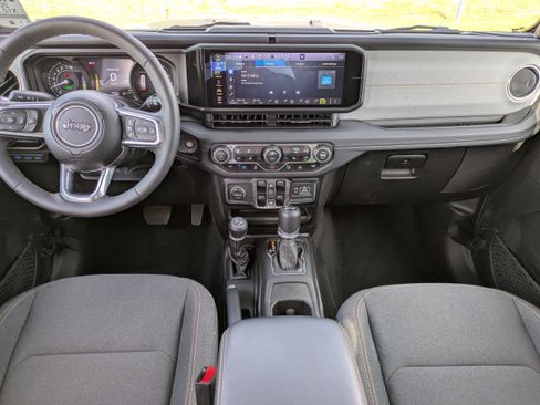 Used 2025 Jeep Wrangler Unlimited Sahara w/ Safety Group AWD/4WD image 14