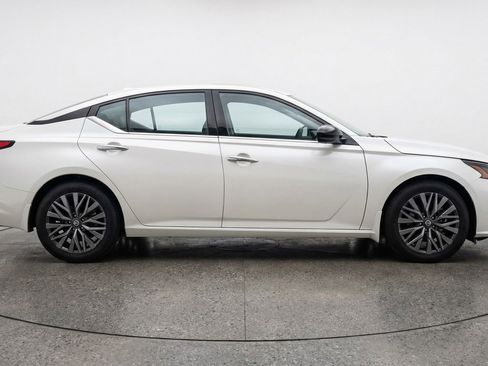 Used 2025 Nissan Altima 2.5 SV FWD image 11
