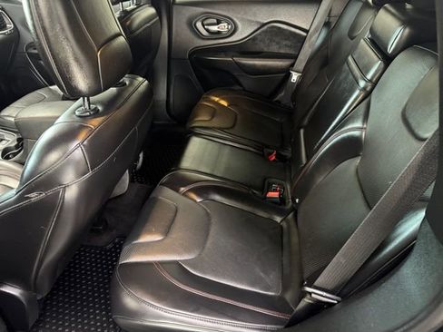 Used 2019 Jeep Cherokee Trailhawk AWD/4WD image 21