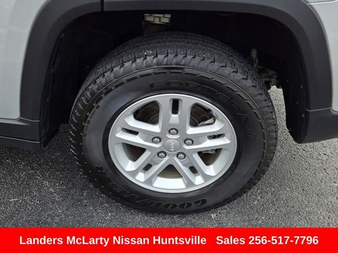 Used 2023 Jeep Grand Cherokee Laredo image 12