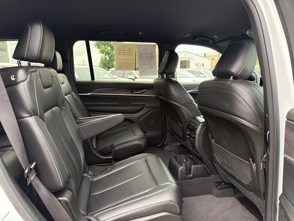 Used 2025 Jeep Grand Cherokee L Limited w/ Black Appearance Package AWD/4WD image 13