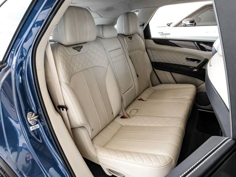Used 2019 Bentley Bentayga AWD/4WD image 44