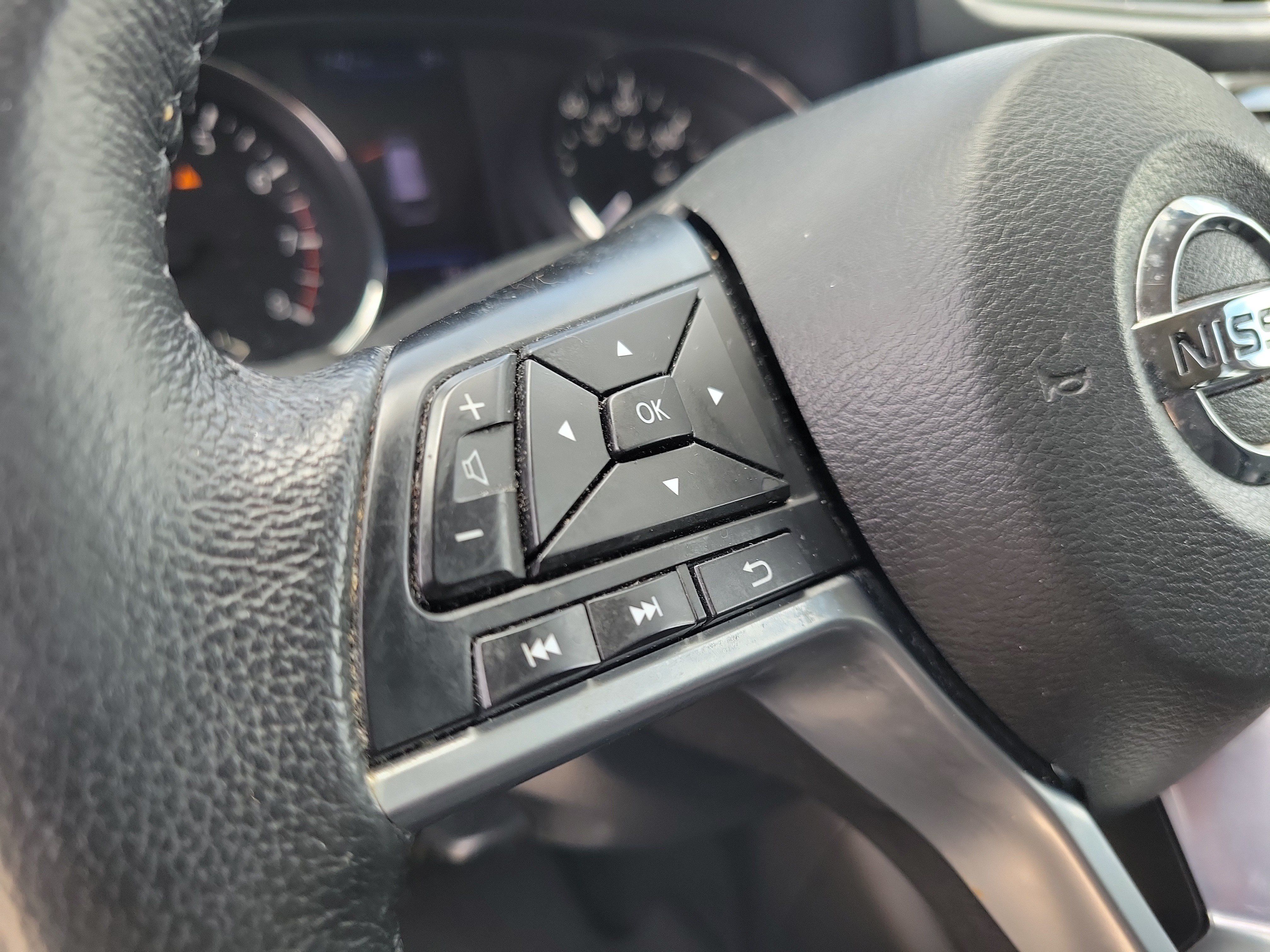 Used 2018 Nissan Rogue SV AWD/4WD image 26