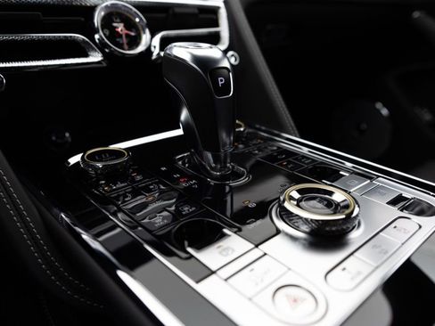 Used 2025 Bentley Flying Spur Plug-In Hybrid image 16