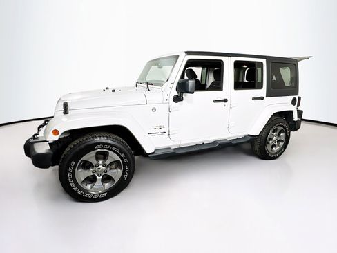 Used 2018 Jeep Wrangler Unlimited Sahara w/ Connectivity Group image 4