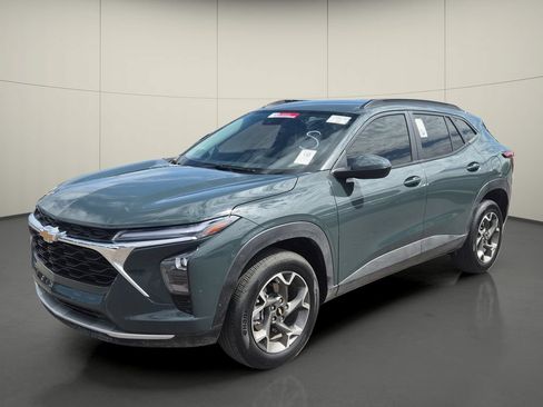 Used 2025 Chevrolet Trax LT FWD image 3