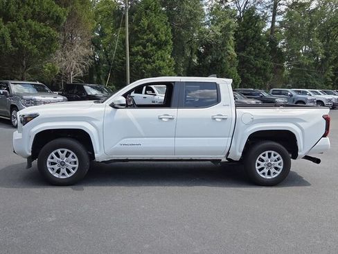Used 2025 Toyota Tacoma SR5 AWD/4WD image 5