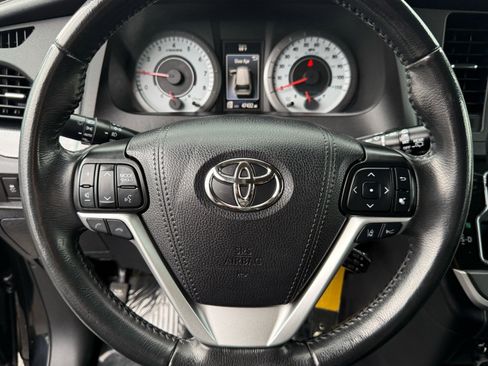 Used 2020 Toyota Sienna SE image 16
