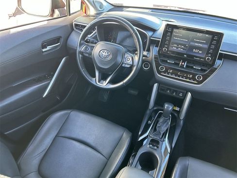 Used 2022 Toyota Corolla Cross XLE image 11