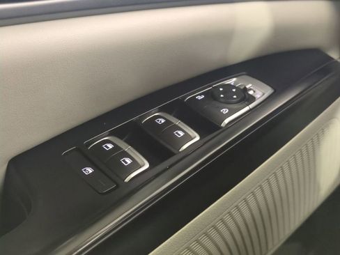 Used 2024 Kia Carnival LX image 28