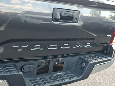 Used 2018 Toyota Tacoma SR5 AWD/4WD image 31