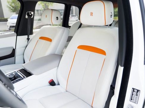 Used 2023 Rolls-Royce Cullinan w/ Cullinan Package image 27