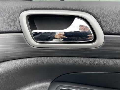 Used 2020 Jeep Grand Cherokee Altitude image 12