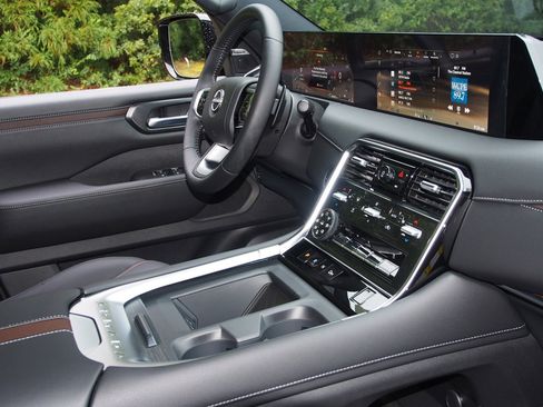 New 2026 Nissan Armada SL w/ Captain's Chari Seat Package image 10